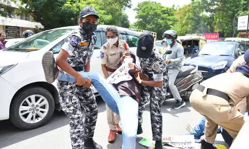 Hyderabad: नौकरी कैलेंडर में देरी को लेकर बेरोजगार युवाओं ने सचिवालय पर किया प्रदर्शन Hyderabad: नौकरी कैलेंडर में देरी को लेकर बेरोजगार युवाओं ने सचिवालय पर किया प्रदर्शन