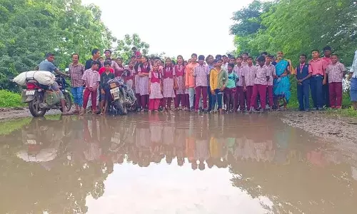 Adilabad में कीचड़ भरी सड़कों के कारण छात्रों और ग्रामीणों ने विरोध प्रदर्शन किया