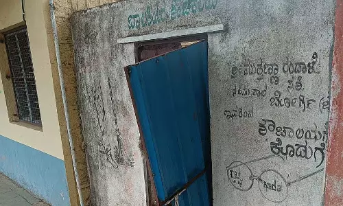 Aurada: 300 छात्राओं के लिए एक शौचालय की सुविधा