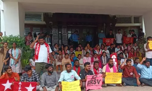 KU के छात्रों ने एकीकृत स्कूल को भूमि आवंटन का विरोध किया