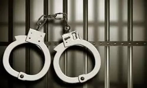 Ghaziabad : आईफोन के नाम पर नाबालिग से सोना ऐंठने वाले दो गिरफ्तार Ghaziabad : आईफोन के नाम पर नाबालिग से सोना ऐंठने वाले दो गिरफ्तार