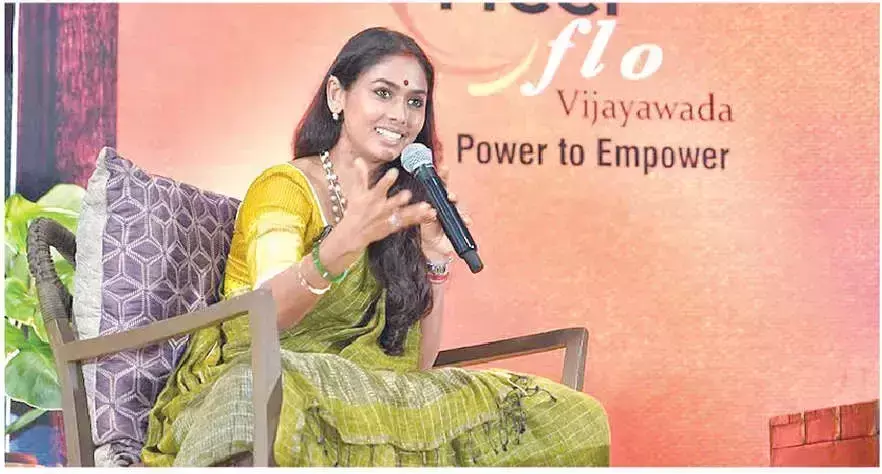 Andhra: राधे जग्गी ने भारतीय बुनाई के महत्व पर प्रकाश डाला Andhra: राधे जग्गी ने भारतीय बुनाई के महत्व पर प्रकाश डाला
