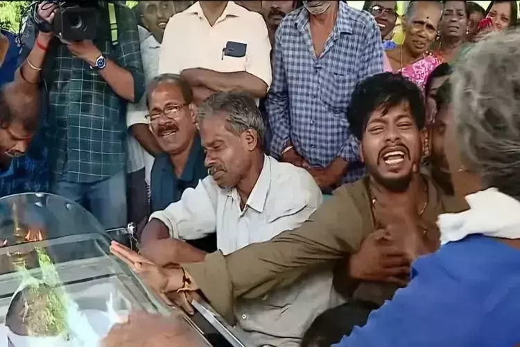 कोट्टायम मेडिकल कॉलेज हादसा एक परिवार बिखर गया, एक गांव आंसुओं में डूबा कोट्टायम मेडिकल कॉलेज हादसा एक परिवार बिखर गया, एक गांव आंसुओं में डूबा