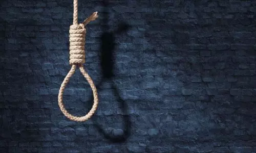 Karnataka: निजी स्कूल के छात्रावास में 13 वर्षीय छात्र फंदे से लटका मिला Karnataka: निजी स्कूल के छात्रावास में 13 वर्षीय छात्र फंदे से लटका मिला