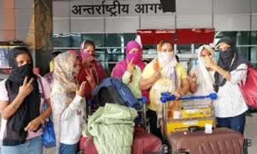Andhra: मस्कट में फंसी महिला को वापस लाने के प्रयास जारी Andhra: मस्कट में फंसी महिला को वापस लाने के प्रयास जारी