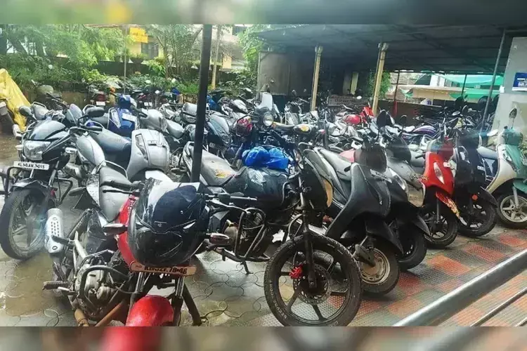 मलप्पुरम में बिना लाइसेंस के बाइक चलाते पकड़े गए छात्र केरल पुलिस ने 46 बाइक जब्त कीं