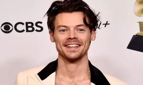 ग्लैस्टनबरी संगीत महोत्सव में Harry Styles किसको चूम रहे थे? ग्लैस्टनबरी संगीत महोत्सव में Harry Styles किसको चूम रहे थे?
