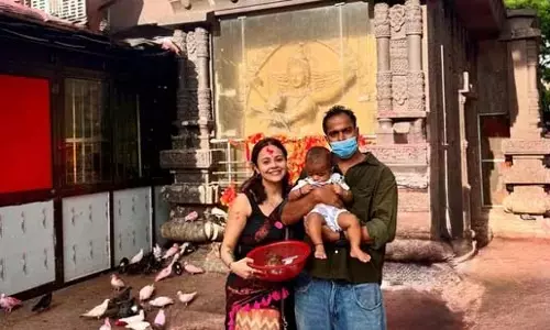 Devolina : बेटे को दिखाया देवी का दरबार, श्रद्धा और ममता की झलक Devolina : बेटे को दिखाया देवी का दरबार, श्रद्धा और ममता की झलक
