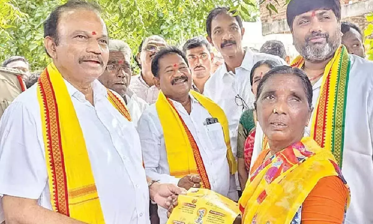 Minister, MP ने लोगों को सरकार की कल्याणकारी पहलों के बारे में बताया