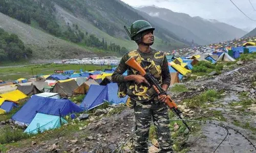 Srinagar कड़ी सुरक्षा के बीच यात्रा शुरू
