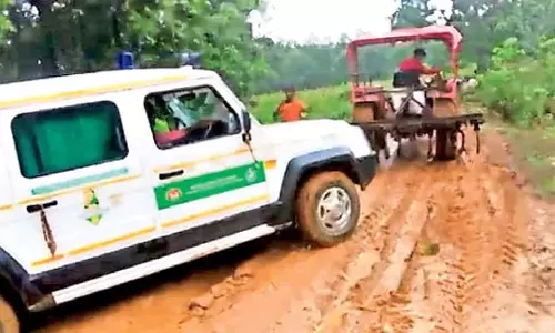 Odisha : एम्बुलेंस कीचड़ भरे रास्ते में फंस गई