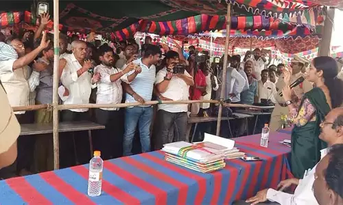Andhra : इंडोसोल कंपनी को फसल उगाने के लिए जमीन देने के खिलाफ करेडू में किसानों का विरोध प्रदर्शन