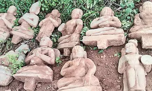Andhra : 15वीं शताब्दी की आळवार मूर्तियां मिलीं Andhra : 15वीं शताब्दी की आळवार मूर्तियां मिलीं