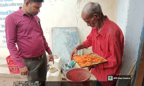 जलेबी और लड्डू का नष्टीकरण, खाद्य विभाग ने जांच में बताया अवमानक जलेबी और लड्डू का नष्टीकरण, खाद्य विभाग ने जांच में बताया अवमानक