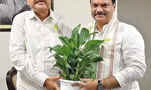 Andhra : माधव ने बड़ों से आशीर्वाद लिया Andhra : माधव ने बड़ों से आशीर्वाद लिया