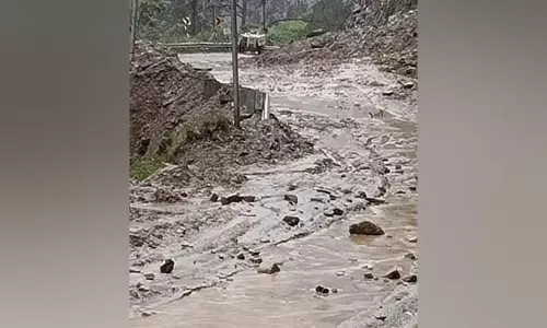 नंदप्रयाग और भनेरपानी के पास पहाड़ी से मलबा गिरने से बदरीनाथ राष्ट्रीय राजमार्ग अवरुद्ध