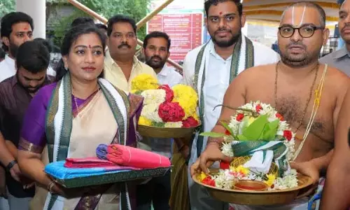 Andhra: गृह मंत्री अनिता ने भगवान जगन्नाथ को रेशम के वस्त्र भेंट किए