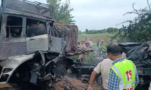Mahabubabad: लॉरी की टक्कर में तीन लोग जिंदा जल गए Mahabubabad: लॉरी की टक्कर में तीन लोग जिंदा जल गए