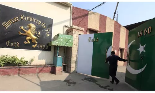 ऐसे देश में जहां शराब पर प्रतिबंध है, पाकिस्तान की शीर्ष शराब बनाने वाली कंपनी सॉफ्ट ड्रिंक्स पर दांव