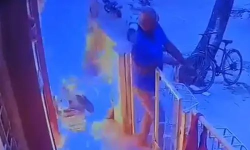 रिश्तेदार के घर में आग लगाने की घटना CCTV में कैद, लोन विवाद था वजह