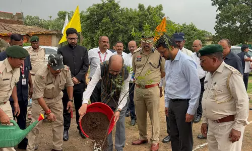राज्यपाल डेका ने नीम का पौधा रोपा राज्यपाल डेका ने नीम का पौधा रोपा