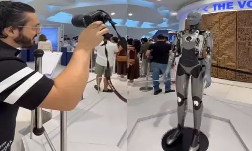 AI रोबोट के साथ बातचीत करता इंसान, वीडियो देख लोग बोले – भविष्य आ गया है AI रोबोट के साथ बातचीत करता इंसान, वीडियो देख लोग बोले – भविष्य आ गया है
