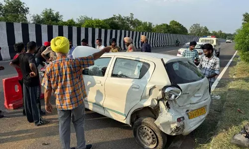 Ludhiana-Ferozepur रोड पर दो कारों में टक्कर Ludhiana-Ferozepur रोड पर दो कारों में टक्कर
