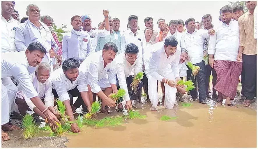 होलागुंडा में सड़क टेंडर रद्द करने पर विधायक ने सरकार की आलोचना की