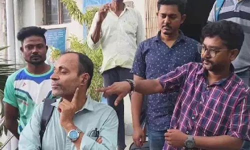 सरकारी कॉलेज के प्रिंसिपल ने TMC कार्यकर्ता की उंगली पर हमला किया, पुलिस में शिकायत दर्ज सरकारी कॉलेज के प्रिंसिपल ने TMC कार्यकर्ता की उंगली पर हमला किया, पुलिस में शिकायत दर्ज
