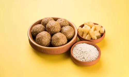 घर पर बनाएं स्वादिष्ट और हेल्दी शुगर-फ्री प्रोटीन लड्डू घर पर बनाएं स्वादिष्ट और हेल्दी शुगर-फ्री प्रोटीन लड्डू