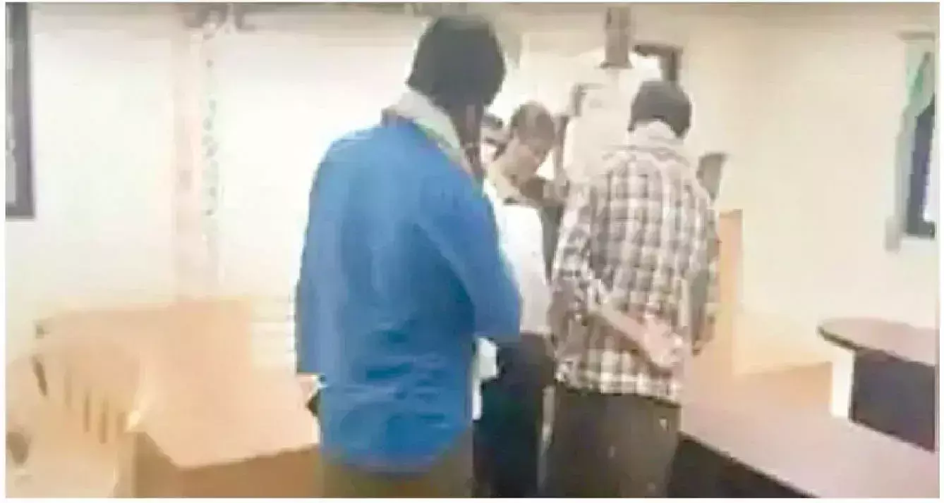 ACB अधिकारियों ने भेष बदलकर अनंतपुर मार्केट यार्ड पर छापा मारा ACB अधिकारियों ने भेष बदलकर अनंतपुर मार्केट यार्ड पर छापा मारा