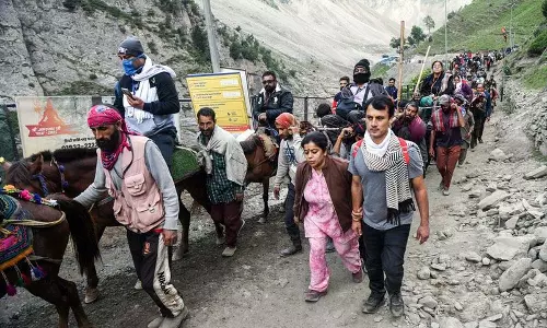 Kashmir में दो आधार शिविरों से अमरनाथ यात्रा शुरू Kashmir में दो आधार शिविरों से अमरनाथ यात्रा शुरू