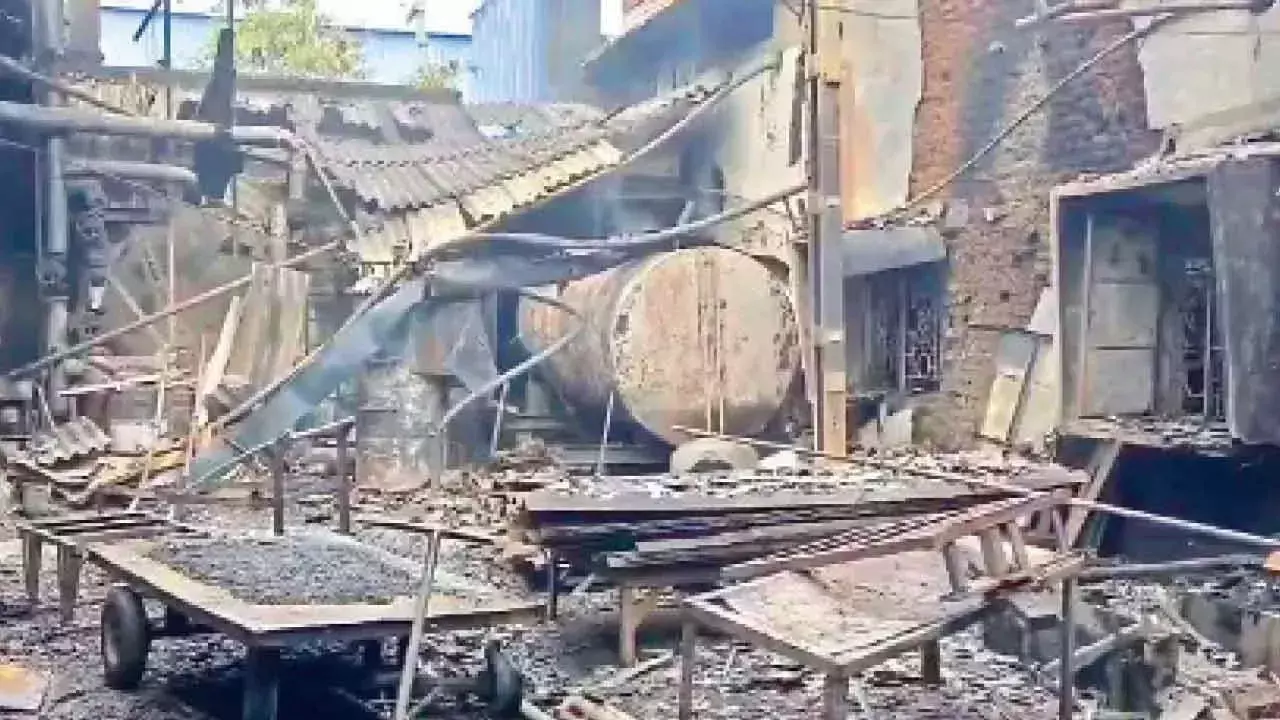 Telangana: कटेदान रबर फैक्ट्री में भीषण आग लग गई Telangana: कटेदान रबर फैक्ट्री में भीषण आग लग गई