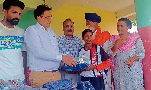 Amritsar: बच्चों को नशे से दूर रखने के लिए खेल किट वितरित की गईं Amritsar: बच्चों को नशे से दूर रखने के लिए खेल किट वितरित की गईं