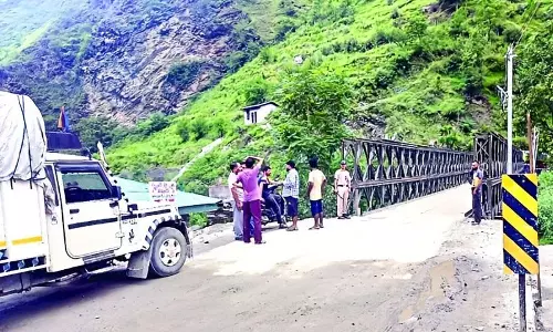 तीन दिन के व्यवधान के बाद NH-305 पर यातायात बहाल