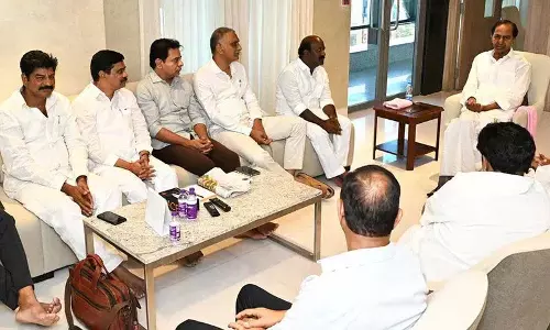 KCR ने बीआरएस नेताओं से मुलाकात की, जन मुद्दों पर चर्चा की KCR ने बीआरएस नेताओं से मुलाकात की, जन मुद्दों पर चर्चा की