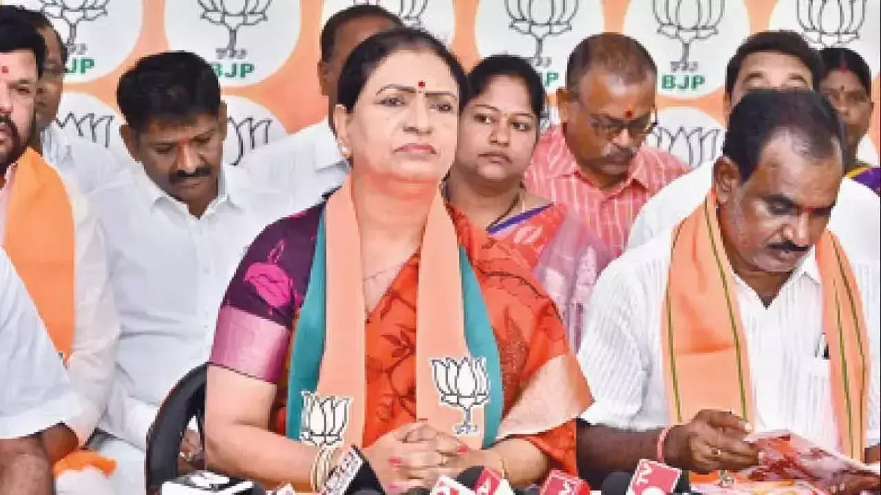 Telangana: अरुणा ने उर्वरक की कमी के सरकार के आरोप की निंदा की Telangana: अरुणा ने उर्वरक की कमी के सरकार के आरोप की निंदा की