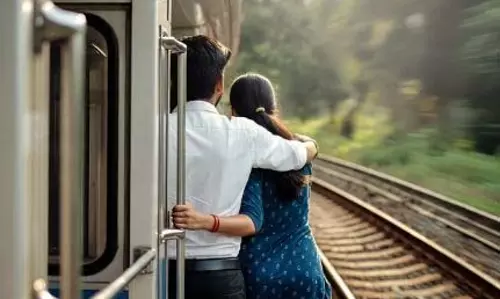 ट्रेन से गिरने के बाद भी बच गई जान, पत्नी ने सुनाई डरावनी आपबीती