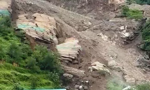 Shimla में ढली के पास रिटेनिंग दीवार ढही, पांच इमारतें खतरे में