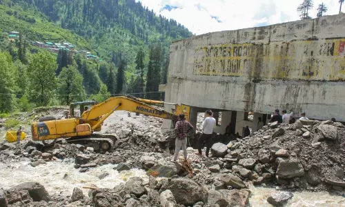 बाढ़ के कारण Manali-Leh राष्ट्रीय राजमार्ग पर 15 घंटे तक यातायात बाधित रहा