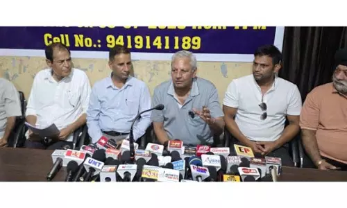 Jammu: सैनिक कॉलोनी के सदस्यों ने नागरिकों को भूखंड हस्तांतरित करने का विरोध किया Jammu: सैनिक कॉलोनी के सदस्यों ने नागरिकों को भूखंड हस्तांतरित करने का विरोध किया