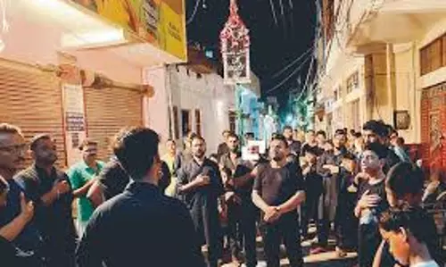 Bareilly: मेहंदी जुलूस में गम और अकीदत का माहौल Bareilly: मेहंदी जुलूस में गम और अकीदत का माहौल