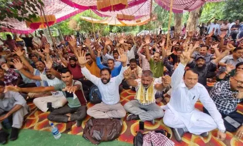 PDD कर्मचारियों की अनिश्चितकालीन हड़ताल 8वें दिन भी जारी PDD कर्मचारियों की अनिश्चितकालीन हड़ताल 8वें दिन भी जारी