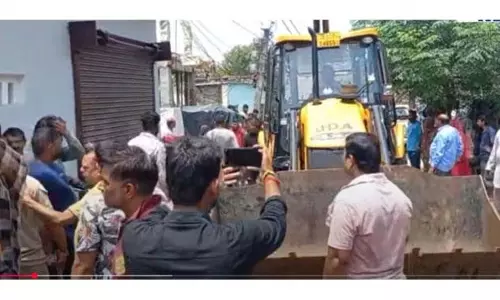JDA ने कालका कॉलोनी में अवैध झोपड़ियां हटाई JDA ने कालका कॉलोनी में अवैध झोपड़ियां हटाई
