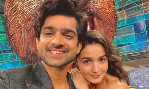 Alia Bhatt : बॉडीगार्ड्स ने जूनियर आर्टिस्ट को किया बाहर, वीडियो वायरल Alia Bhatt : बॉडीगार्ड्स ने जूनियर आर्टिस्ट को किया बाहर, वीडियो वायरल