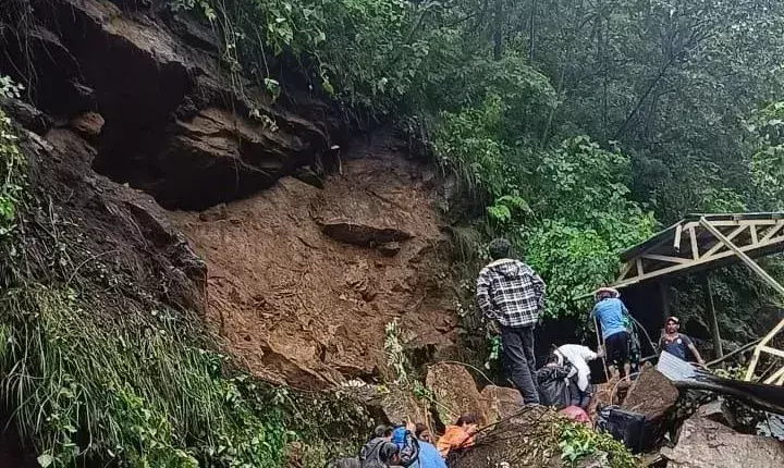 Dehradun: उत्तराखंड में बारिश का कहर, चारधाम मार्ग बाधित Dehradun: उत्तराखंड में बारिश का कहर, चारधाम मार्ग बाधित
