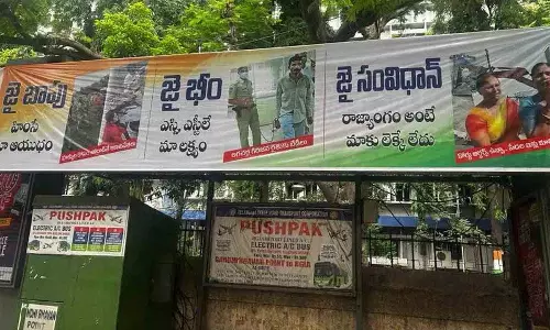 जय बापू.. हिंसा हमारा हथियार है.. गांधी भवन पर कांग्रेस के खिलाफ फ्लेक्सी प्रदर्शित