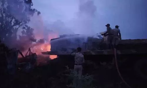 Maripeda के पास दो ट्रकों में टक्कर.. तीन जिंदा जले Maripeda के पास दो ट्रकों में टक्कर.. तीन जिंदा जले