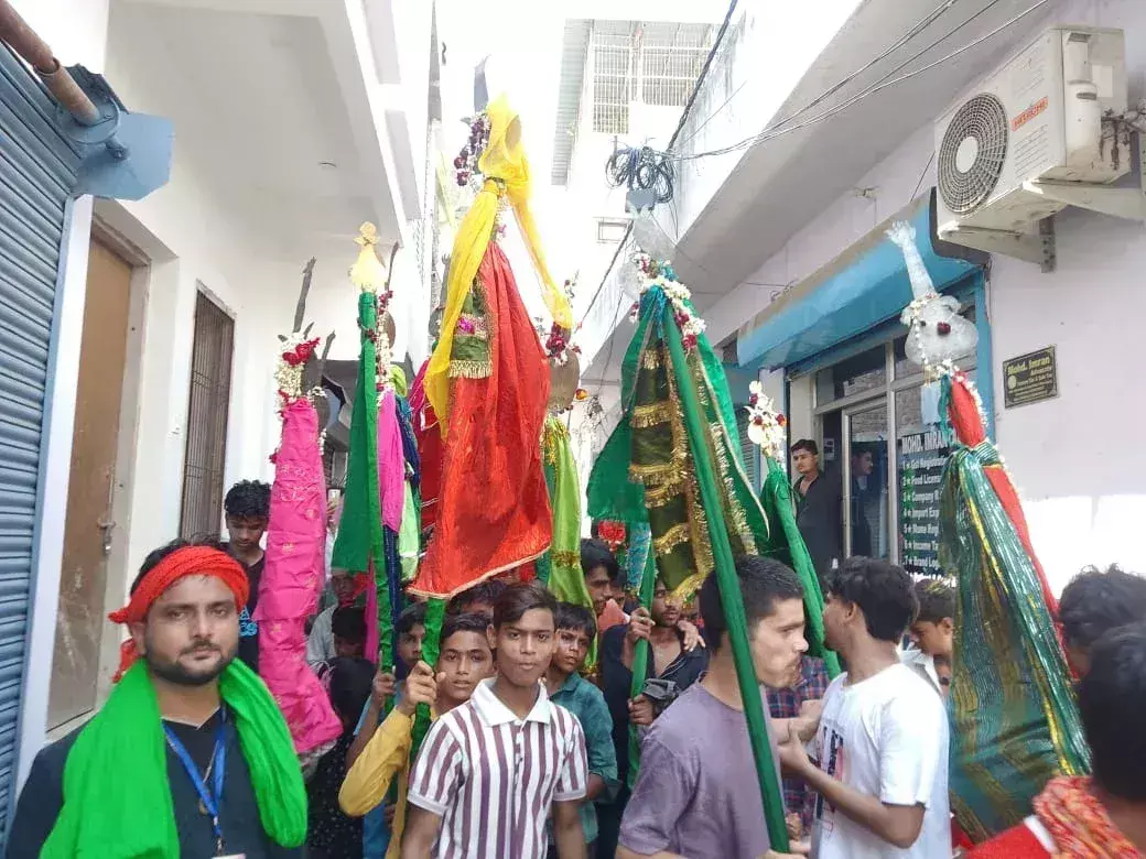 Farrukhabad: अलम जुलूस में इमाम हुसैन की कुर्बानी को किया याद Farrukhabad: अलम जुलूस में इमाम हुसैन की कुर्बानी को किया याद