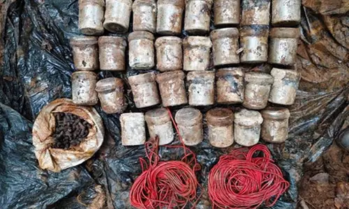 BIG BREAKING: नक्सलियों की बड़ी साजिश नाकाम, 30 IED बरामद